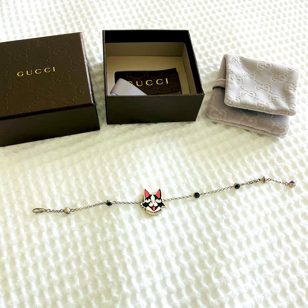 New Gucci bracelet in silver with stones. Size 17.